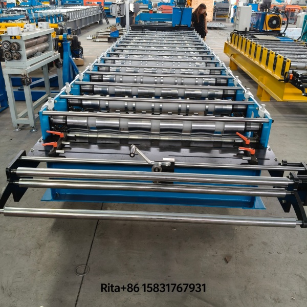 Manual pull shear at the feeding section of the IBR roof panel roll forming machine