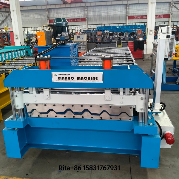 Hydraulic shear and guide pillars of the 980 trapezoidal roof panel machine