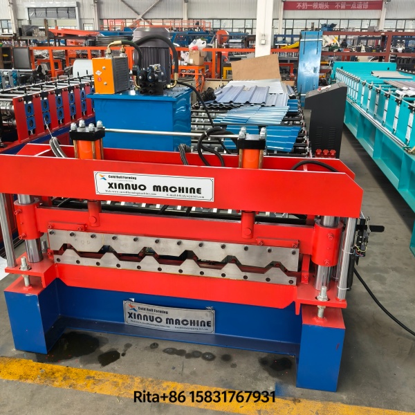 Hydraulic shear and guide pillars of the TP25 trapezoidal roof panel machine