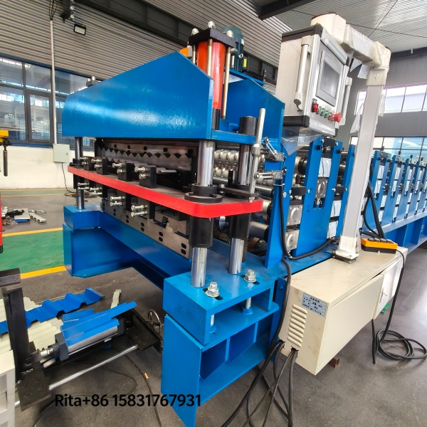 Machine main body right side perspective displaying the hydraulic cutting unit and panel exit guide