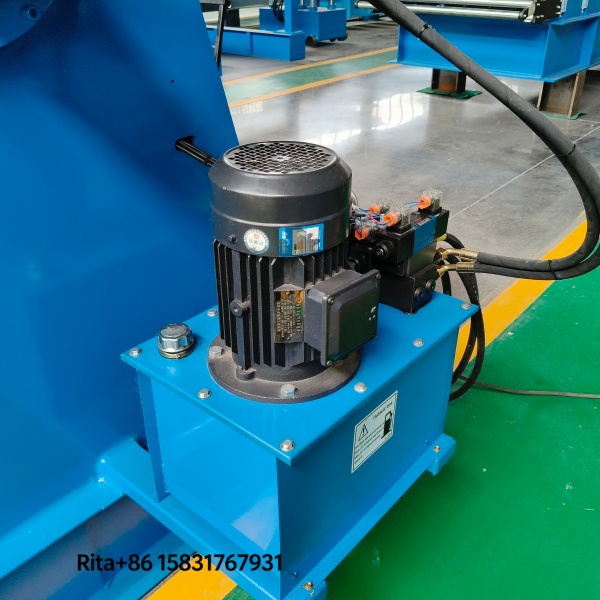 Hydraulic expansion mandrel close-up showing four-segment expansion arms with precision machining for secure and damage-free steel coil gripping