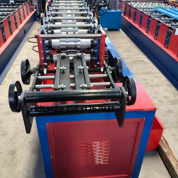Automatic feeding and leveling section for steel coil processing