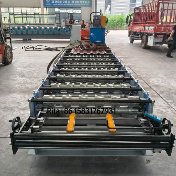 Automatic feeding and leveling section for steel coil processing
