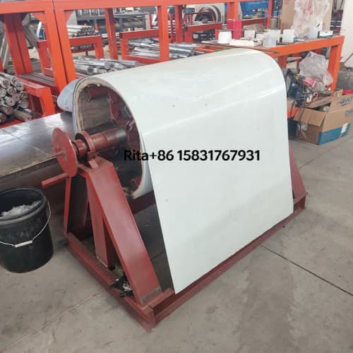 Raw material feeding rack and feeding section of double deck roll forming equipment