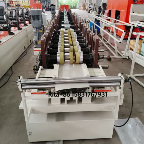 Feeding mechanism of aluminum profile rolling shutter housing forming equipment