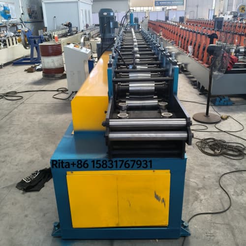 Raw material feeding structure of shutter track cold roll forming equipment