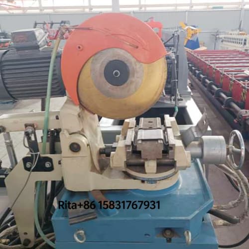 Hydraulic cutting device of roller shutter door roll forming machine