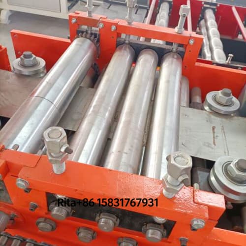 Rear view structure of cold roll former for shutter door production