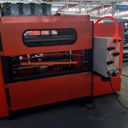 Automatic cutting device of Z lock sandwich panel production line