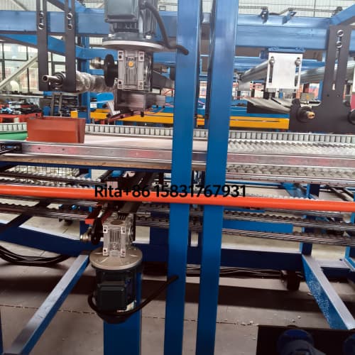 Glue spraying and dripping system of sandwich panel production line