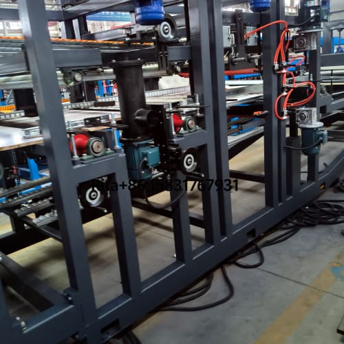 Glue spraying and dripping system of Z lock sandwich panel worldwide production line