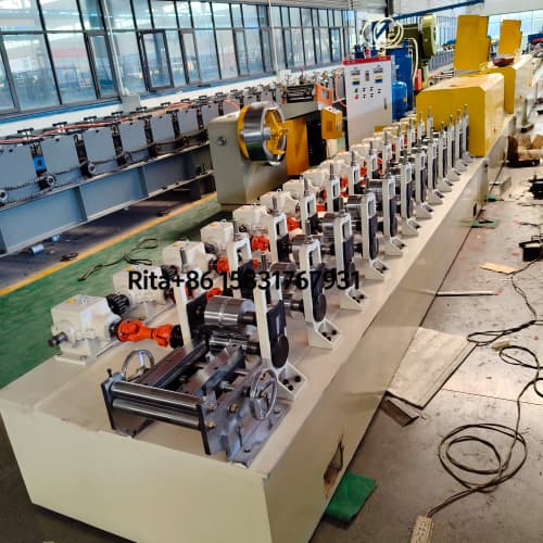 Material feeding section with manual uncoiler